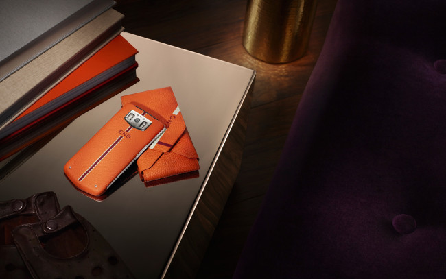 Обои картинки фото бренды, vertu signature, vertu, constellation, эксклюзивный, телефон, авиационный, алюминий, натуральная, итальянская, кожа, поликристалл, сапфира, шестого, поколения