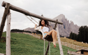 Картинка девушки -+брюнетки +шатенки качели брюнетка