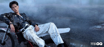 Картинка мужчины wang+yi+bo актер певец мотоцикл грязь лужи