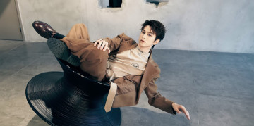 Картинка мужчины zhu+zanjin актер костюм кресло