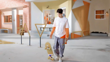 Картинка мужчины wang+yi+bo актер певец скейт комната бутылка