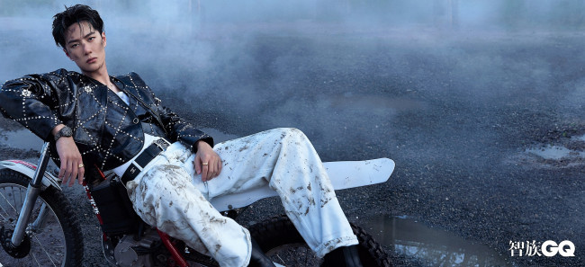 Обои картинки фото мужчины, wang yi bo, актер, певец, мотоцикл, грязь, лужи