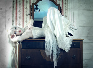 Картинка бестия девушки -+блондинки +светловолосые девушка женщина блондинка светловолосая сексуальная модель звезда позирует разная обувь верхняя стильная одежда нижнее эротическое бельё трусы лифчик колготки чулки аксессуары макияж и множество элементов на фотографии