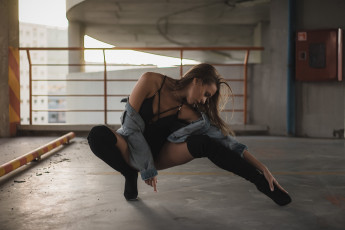 Картинка бестия девушки -+брюнетки +шатенки девушка женщина шатенка темноволосая сексуальная модель звезда позирует разная обувь верхняя стильная одежда нижнее эротическое бельё трусы лифчик колготки чулки аксессуары макияж и множество элементов на фотографии