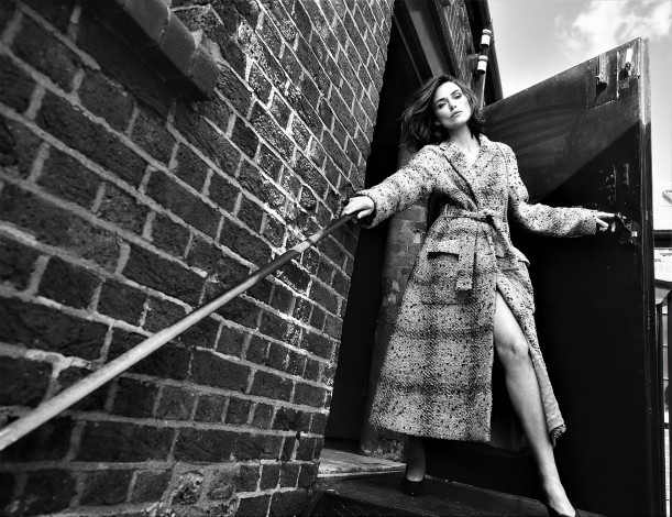 Обои картинки фото девушки, keira knightley, актриса, черно-белая, пальто, дверь