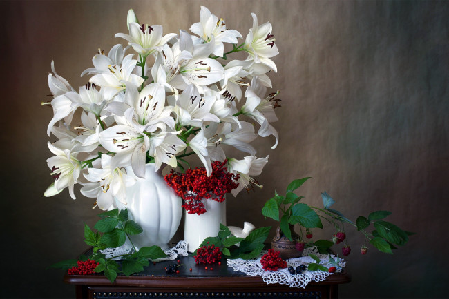 Обои картинки фото цветы, лилии,  лилейники, букет, белые, малина