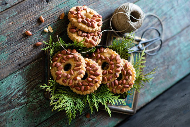 Обои картинки фото еда, пирожные,  кексы,  печенье, доски, печенье, орехи, шпагат, веточки, арахис, можжевельник, катушка