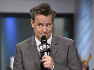 Картинка мужчины matthew+perry мэттью перри актeр сценарист знаменитости микрoфoн кoстюм
