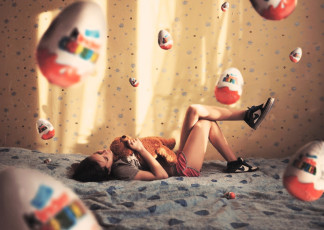 Картинка девушки -+брюнетки +шатенки брюнетка мишка постель киндер сюрприз