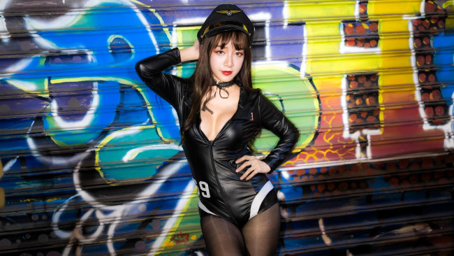 Обои картинки фото девушки, - азиатки, наряд, фуражка, боди, колготки, стена, граффити