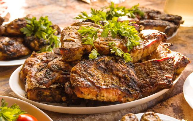 Обои картинки фото еда, мясные блюда, петрушка, стейки