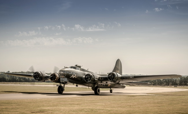 Обои картинки фото авиация, военно, транспортные, самолёты, пропеллер, газон