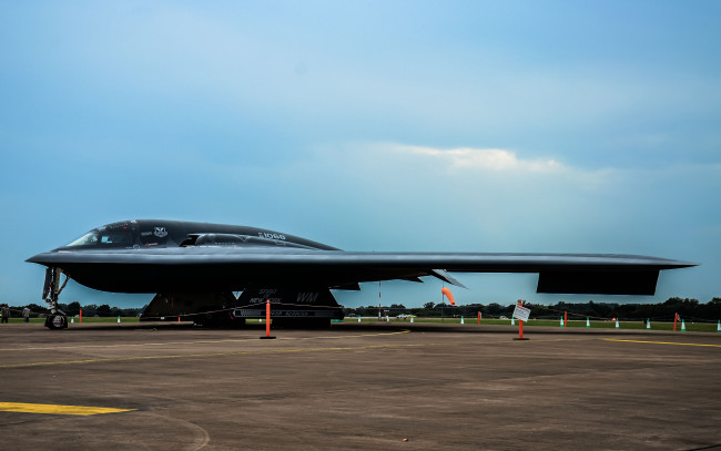 Обои картинки фото авиация, экспериментальные, самолёты, ограждение