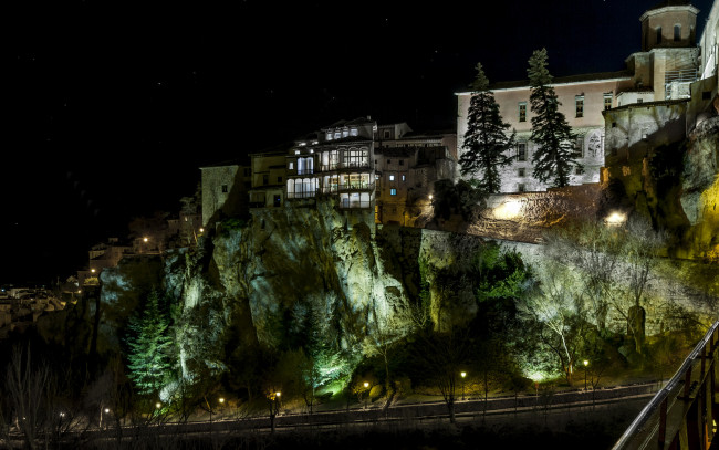 Обои картинки фото испания, кастилия, куэнка, города, огни, ночного, ночь, дома, улица, скала