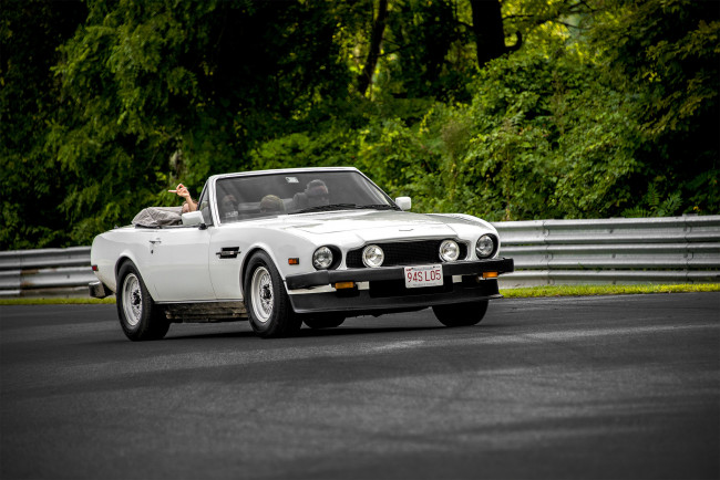 Обои картинки фото aston martin v8, автомобили, aston martin, автопробег, автошоу, выставка