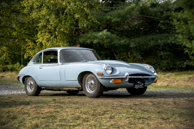 Обои картинки фото jaguar e-type, автомобили, jaguar, автопробег, выставка, автошоу