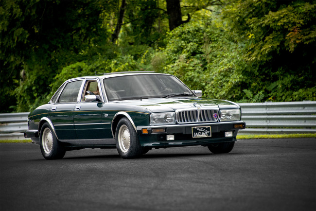 Обои картинки фото jaguar xj8, автомобили, jaguar, автошоу, выставка, автопробег