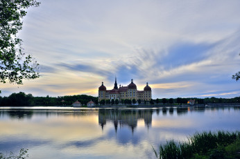 Картинка города замок+морицбург+ германия вечер озеро небо замок морицбург деревья