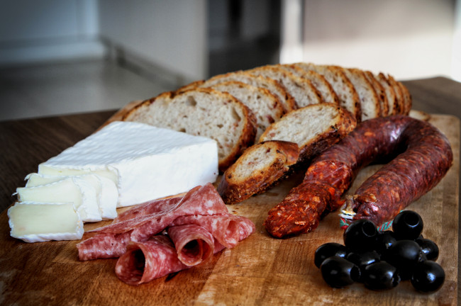 Обои картинки фото еда, разное, сыр, хлеб, колбаса