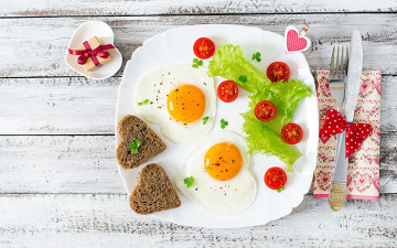 Картинка еда Яичные+блюда глазунья яичница хлеб помидоры черри