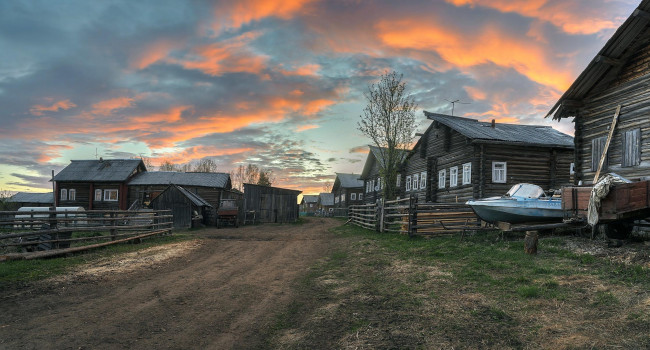 Обои картинки фото архангельская область,  кимжа, города, - здания,  дома, заря, дорога, лодка, дома, деревня, облака, небо
