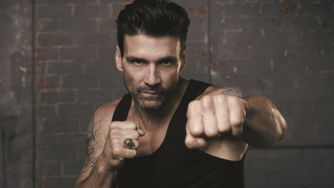 Обои картинки фото мужчины, frank grillo, майка, актер, тату, кольцо, щетина, frank, grillo, удар