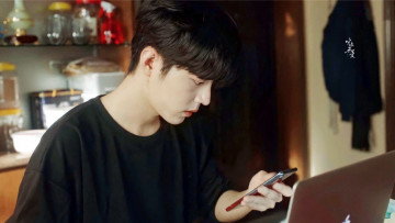 Картинка кино+фильмы heroes+in+harm`s+way парень телефон ноутбук комната