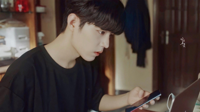 Обои картинки фото кино фильмы, heroes in harm`s way, парень, телефон, ноутбук, комната