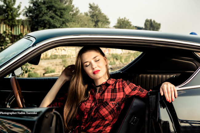 Обои картинки фото девушки, - брюнетки,  шатенки, блондинка, рубашка, машина