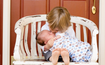 Картинка разное дети братья стул