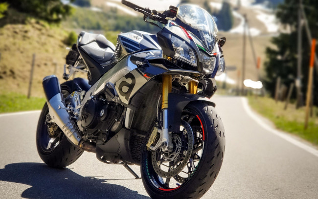 Обои картинки фото мотоциклы, aprilia, tuono, 1100rr, супербайк, 2022, года, крупный, план, спортивные