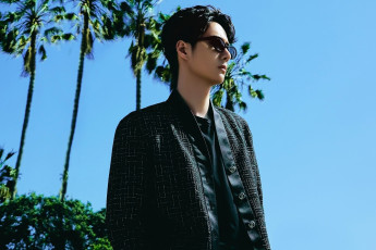 Картинка мужчины wang+yi+bo актер очки пальмы небо