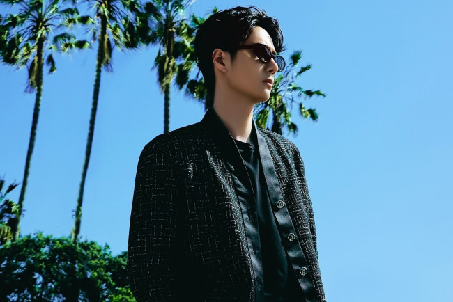 Обои картинки фото мужчины, wang yi bo, актер, очки, пальмы, небо