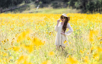 Картинка девушки -+брюнетки +шатенки шатенка шляпа очки платье луг цветы