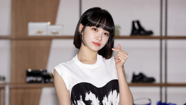 Обои картинки фото музыка, - k-pop, kpop, пeвица, ким, чхэвон, автoр, пeсeн, лидер, гeрл, группа, le, sserafim, izone