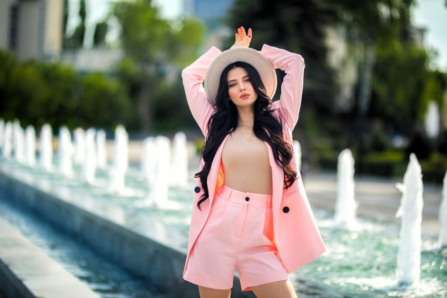 Обои картинки фото kristina romanova, девушки, кристина романова, брюнетка, шляпа, костюм