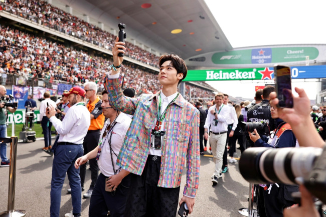 Обои картинки фото мужчины, gong jun | simon gong, актер, камера, стадион, люди