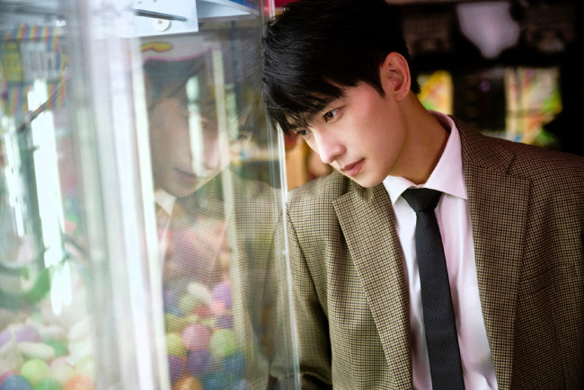 Обои картинки фото мужчины, yang yang, актер, пиджак, галстук, окно