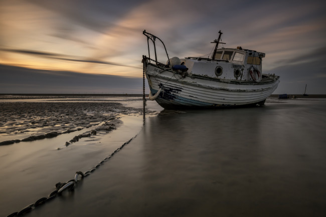 Обои картинки фото корабли, баркасы ,  буксиры, судно, отлив, океан