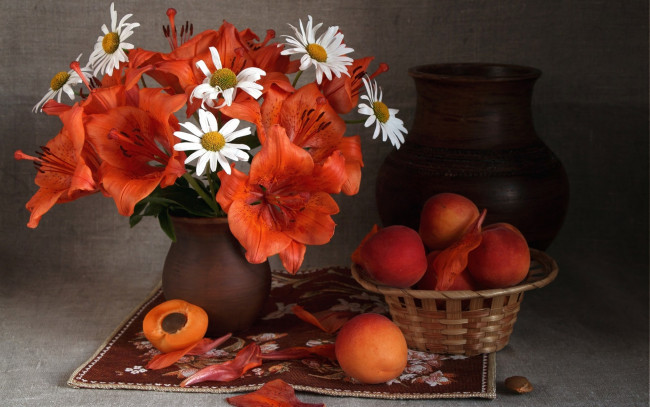 Обои картинки фото еда, персики,  сливы,  абрикосы, лето, букет, кувшин, лилии, ромашки, абрикосы, фрукты, плоды, натюрморт