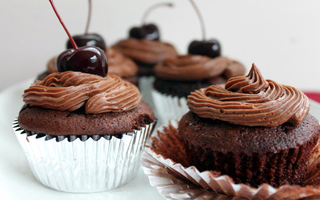 Обои картинки фото еда, пирожные,  кексы,  печенье, кексы, вишни, крем