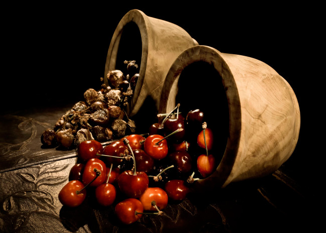 Обои картинки фото еда, вишня,  черешня, отражение, спелые, ягоды, гниль