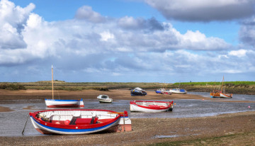 Картинка корабли лодки +шлюпки водоем галька облака