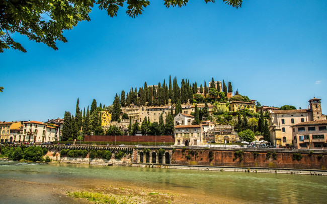 Обои картинки фото города, - панорамы, верона, италия, дома, деревья, солнце, небо, ветки, река