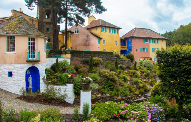 Обои картинки фото города, - здания,  дома, скульптура, деревья, облака, цветы