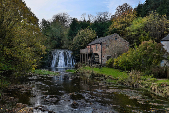 Обои картинки фото англия, природа, водопады, дом, деревья, водоем, колесо