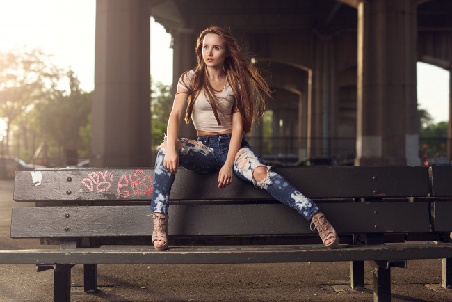 Обои картинки фото девушки, -unsort , брюнетки,  шатенки, взгляд, локоны, волосы, лицо, красивая, макияж, девушка, кудри, перья, украшения