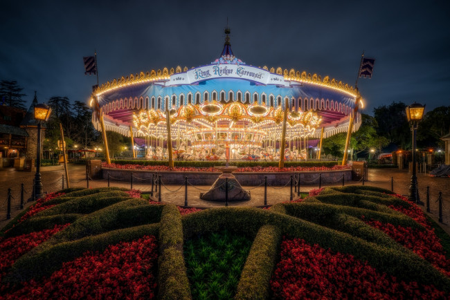 Обои картинки фото разное, карусели,  качели,  аттракционы, цветы, фонари, газон