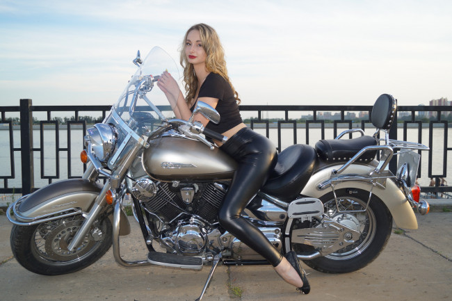 Обои картинки фото мотоциклы, мото с девушкой, девушки