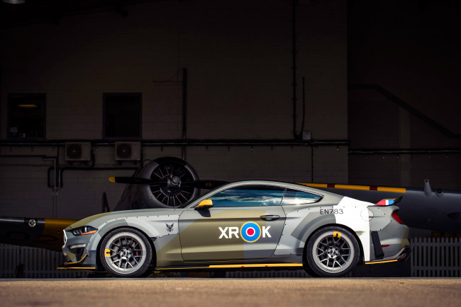 Обои картинки фото ford eagle squadron mustang gt 2018, автомобили, mustang, ford, eagle, squadron, gt, 2018, ангар, форд, мустанг, самолет